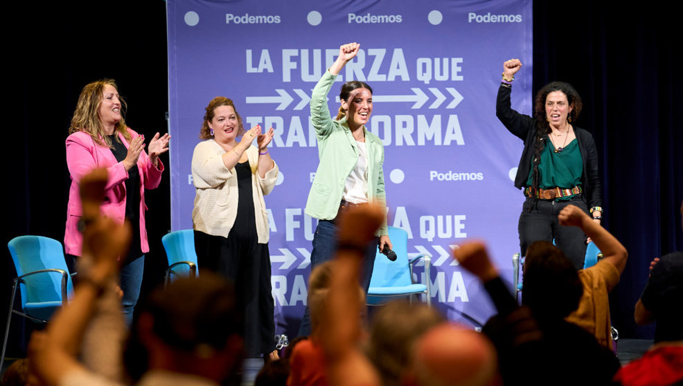 La ministra de Igualdad, Irene Montero, en un acto con las candidatas de Podemos-IU en Cantabria, Mónica Rodero y Carmen Martín, y con la coordinadora autonómica, Mercedes González