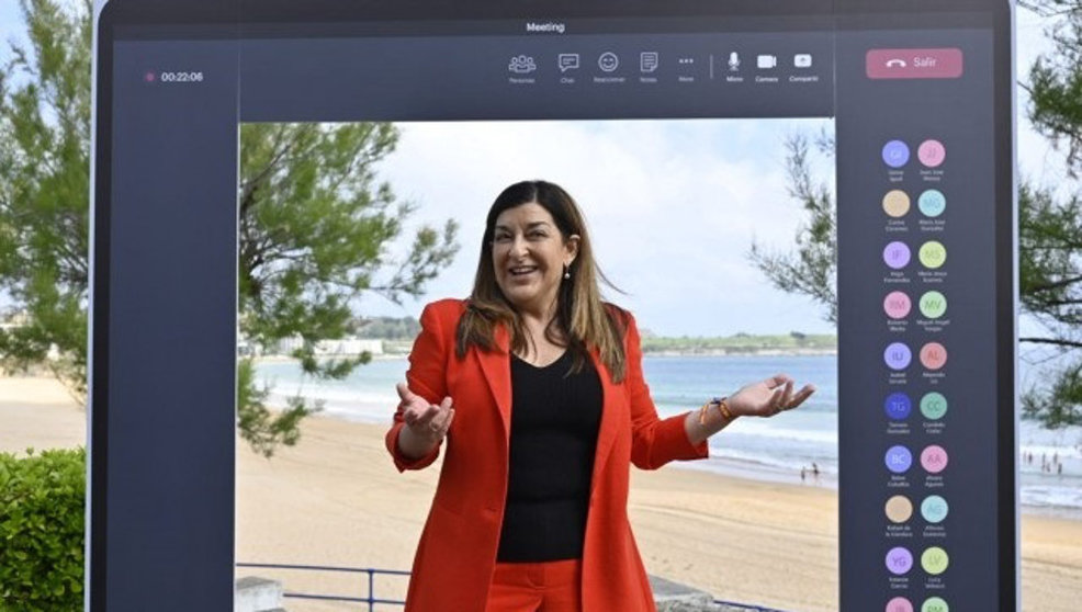 La presidemta del PP de Cantabria y candidata, María José Sáenz de Buruaga, presentando su propuesta de teletrabajo