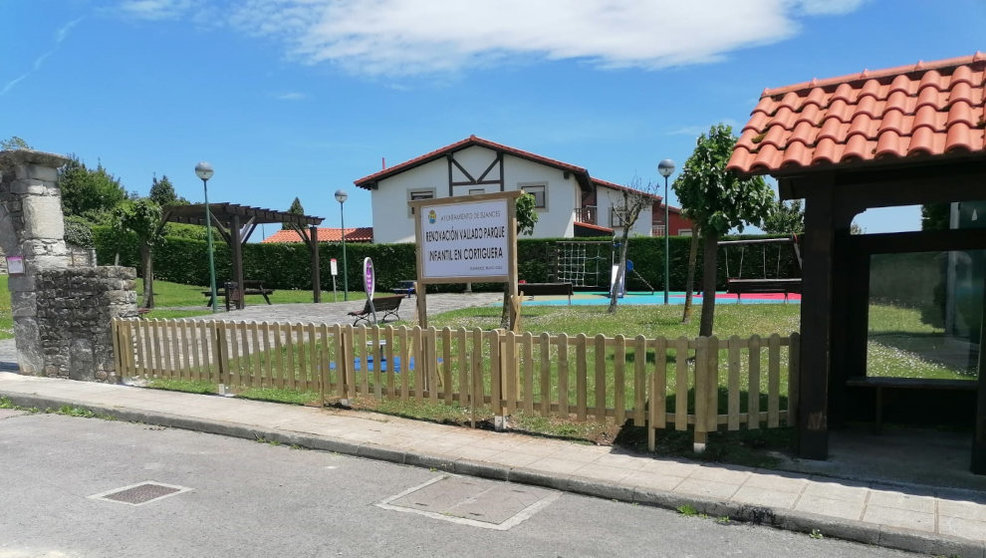 Suances renueva el perímetro del parque infantil de Cortiguera