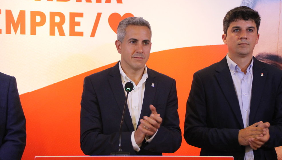 El secretario general del PSOE Cantabria, Pablo Zuloaga, acompañado de Daniel Fernández en la noche electoral del 28M | Foto: edc