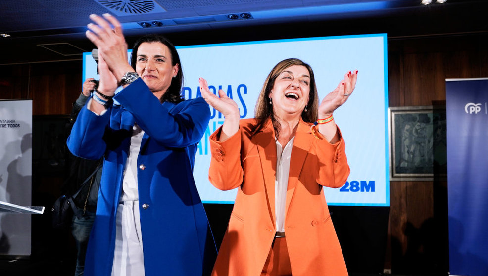 La candidata del PP a la Alcaldía de Santander, Gema Igual (i), y la candidata del PP a la Presidencia de Cantabria, María José Sáenz de Buruaga (d)