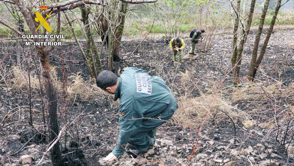 Una agente de la Guardia Civil investigando un incendio forestal
