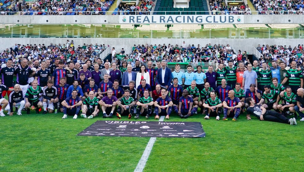 Foto de familia del triangular solidario entre Racing, Real Madrid y FC Barcelona