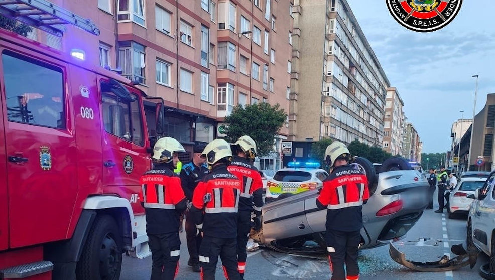 Un coche vuelca tras un accidente en la calle Castilla | Foto: Bomberos de Santander
