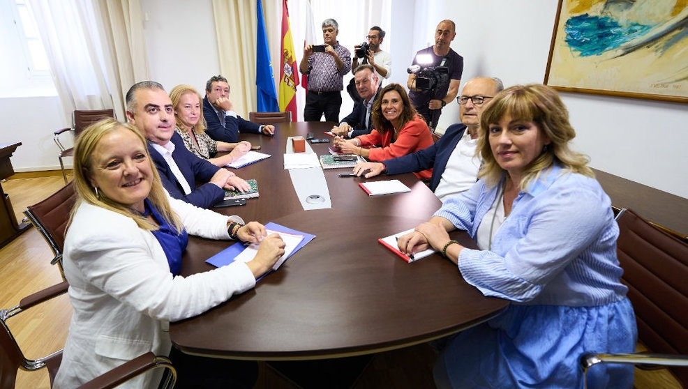 Los equipos negociadores de PP y PRC mantienen su primera reunión sobre la gobernabilidad de Cantabria