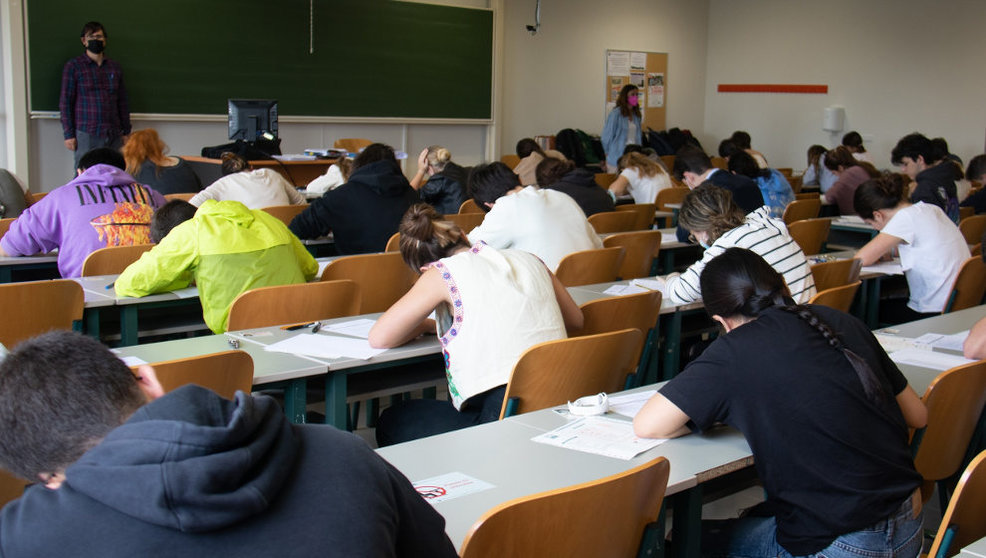 Estudiantes en un examen