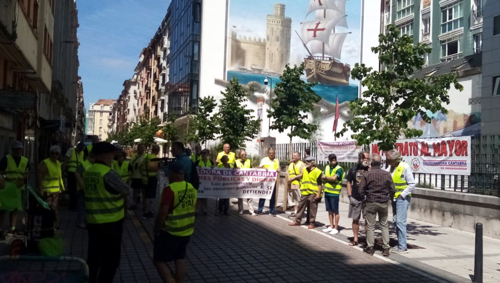 Pensionistas se concentran frente al Gobierno de Cantabria