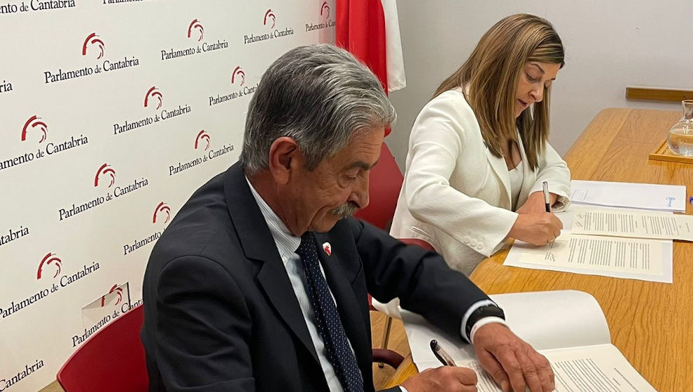 Miguel Ángel Revilla y María José Saénz de Buruaga firman la investidura de la 'popular'