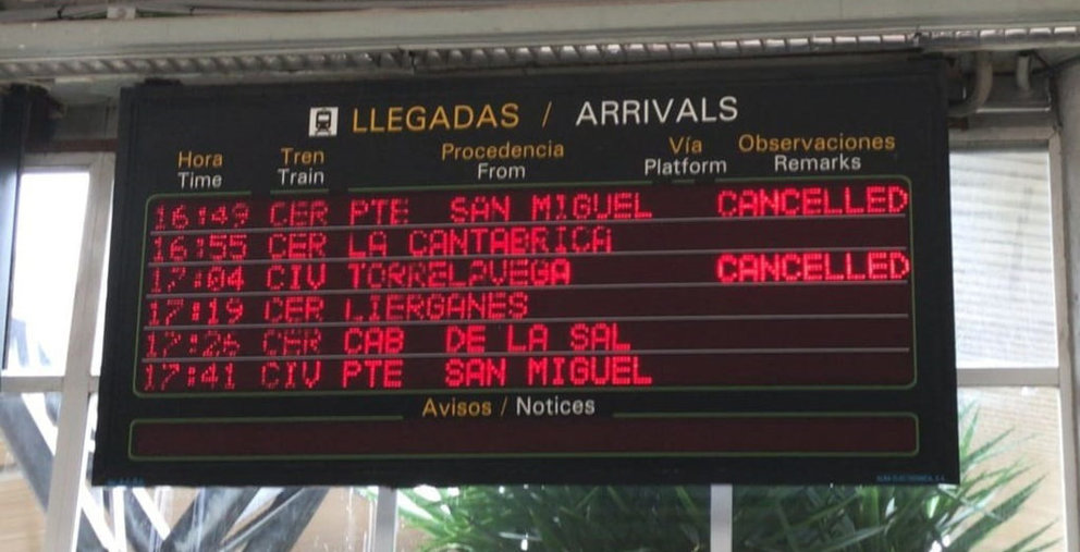 Panel con los trenes de Cercanías suspendidos