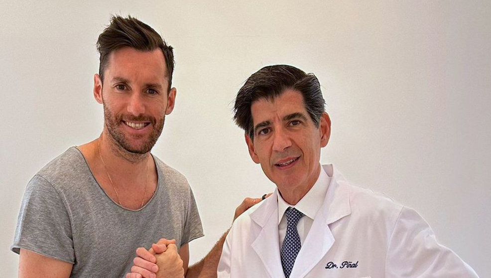 Imagen del doctor con el jugador Rudy Fernández