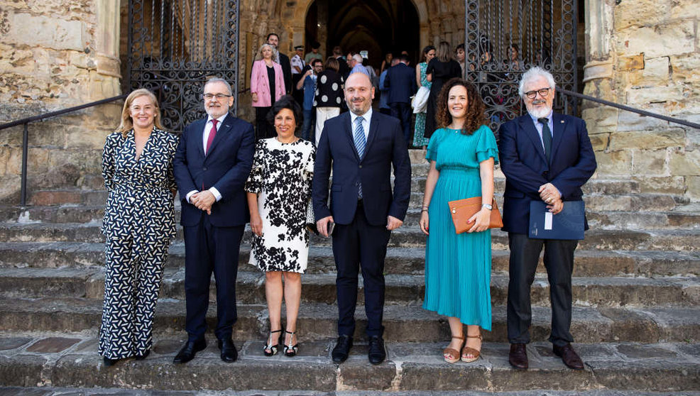 De izquierda a derecha la presidenta del Parlamento de Cantabria, rector de la UC, conferenciante Asunción Gömez, alcalde de Laredo, directora de los Cursos de Verano y vicerrector de Cultura y Extensión Universitaria