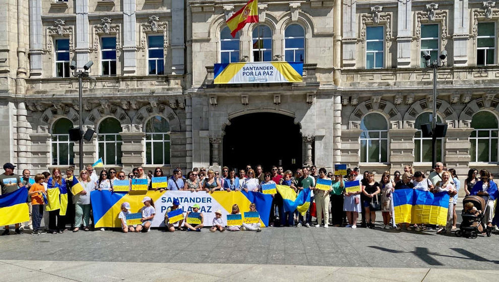 Minuto de silencio en Santander para pedir la paz en Ucrania y condenar la guerra, que ya dura 16 meses