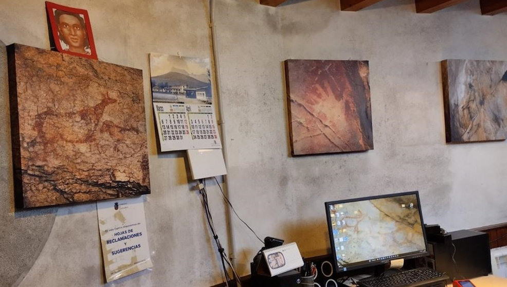 Estado de las instalaciones en el centro de visitantes de la Cueva de Covalanas, con humedades en las paredes