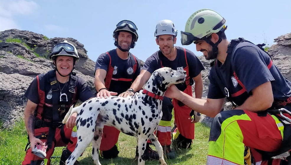 Bomberos del 112 con 'Rayo', el perro rescatado en una sima en Ajo