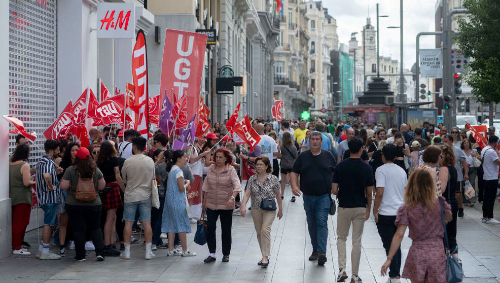 Trabajadores de la cadena sueca de moda H&M sujetan pancartas durante una protesta en Gran Vía