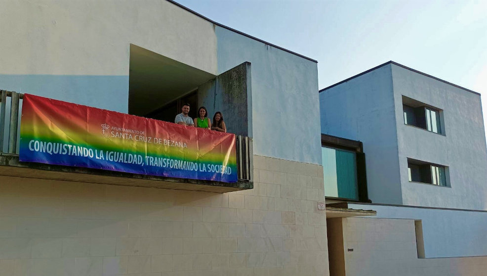 Bezana celebra el Día del Orgullo con una pancarta arcoíris en la fachada del Ayuntamiento