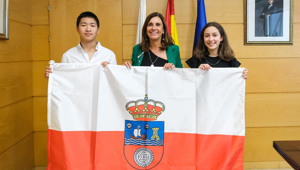 La consejera de Presidencia, Interior, Justicia y Acción Exterior en funciones, Paula Fernández, entrega la bandera de Cantabria a los participantes en la ruta Quetzal