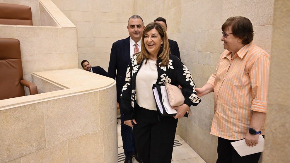 La líder del PP, María José Sáenz de Buruaga, a su llegada al Parlamento en la segunda sesión del debate para su investidura como presidenta 