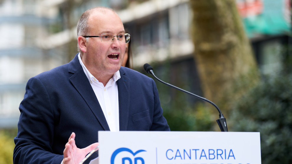 El vicesecretario de Organización del Partido Popular, Miguel Tellado, realiza declaraciones a los medios durante una visita a Santander