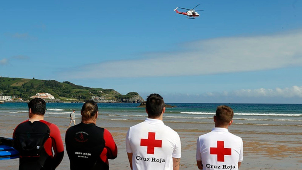 Ejercicio de rescate realizado en la apertura de la campaña de salvamento en playas, en Noja
