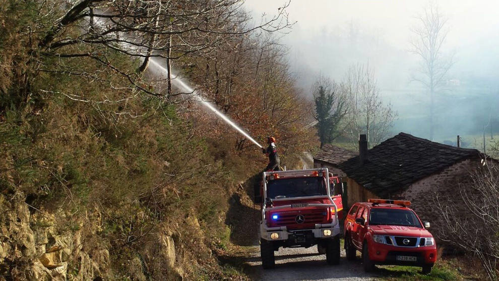 Bomberos del 112 extinguen un incendio forestal cercano a unas viviendas