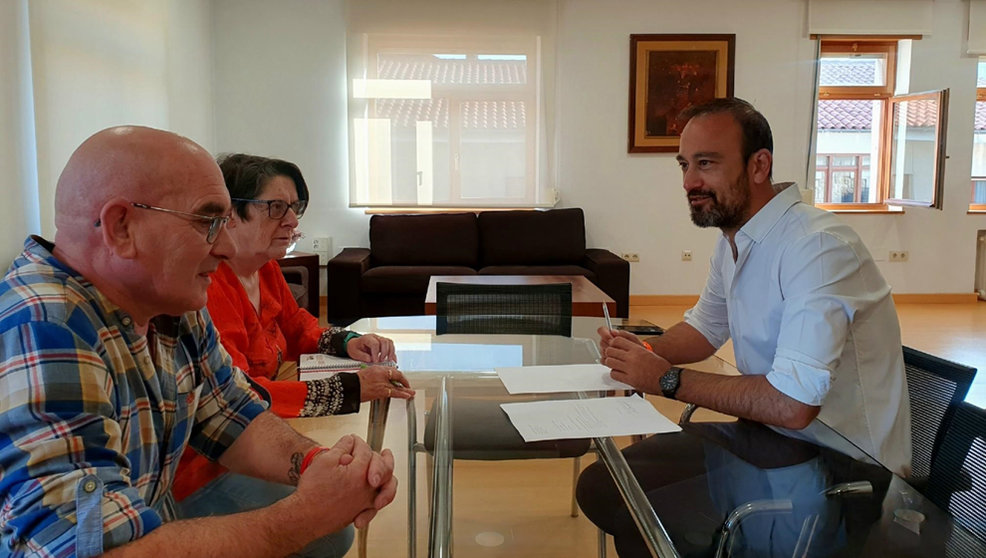 El alcalde, Javier López Estrada, reunido con los representantes de la Unión Vecinal, Montse Pérez y Alberto del Olmo