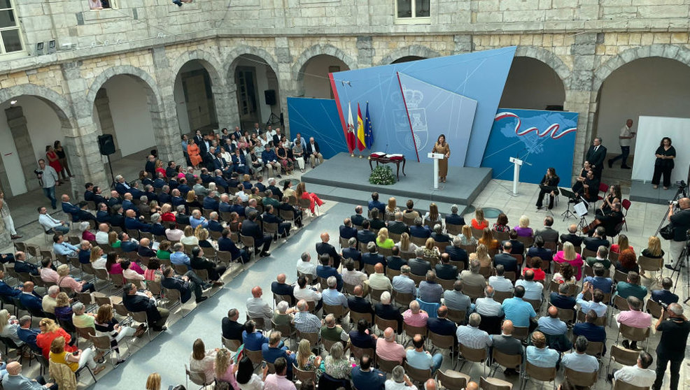 La nueva presidenta de Cantabria en su toma de posesión