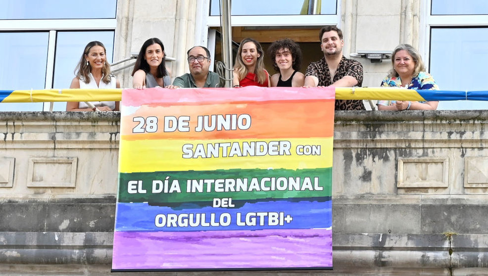 Colocación de la pancarta por el Día del Orgullo LGBTI en Santander