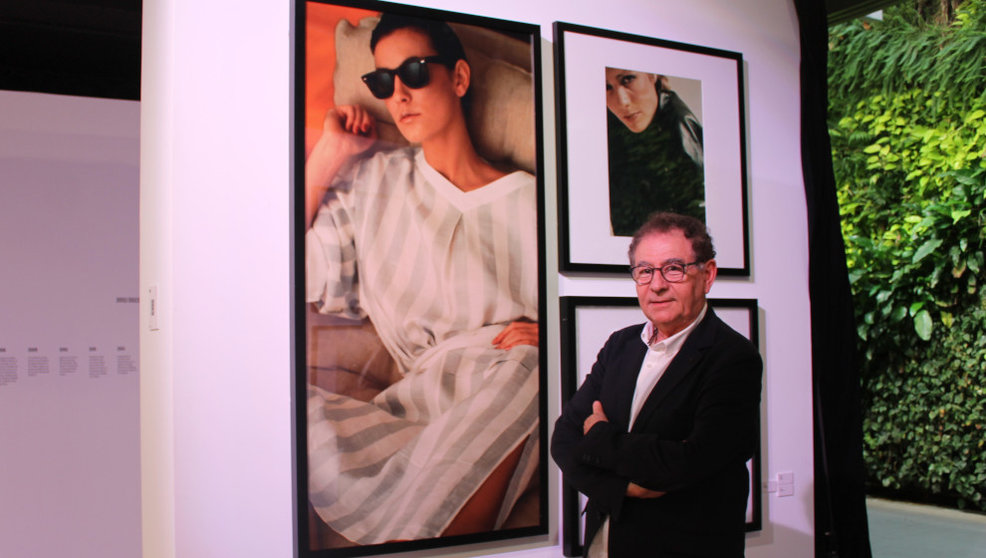 Roberto Verino junto a una fotografía de sus primeras colecciones | Foto: edc