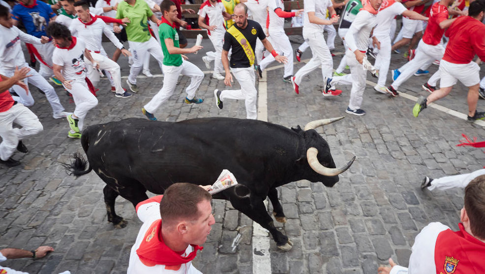 Un toro durante el sexto encierro de las fiestas de San Fermín 2023
