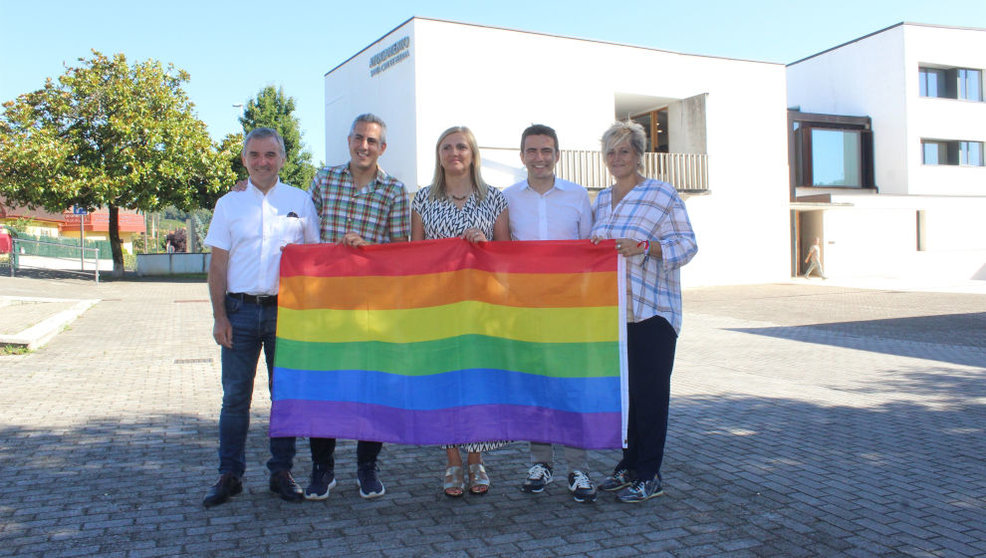 El PSOE sostiene una bandera LGBTI frente al Ayuntamiento de Santa Cruz de Bezana