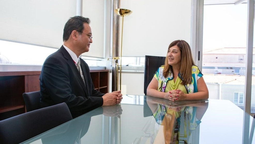 La presidenta de Cantabria, María José Sáenz de Buruaga, y el embajador de Japón en España, Nakamae Takahiro