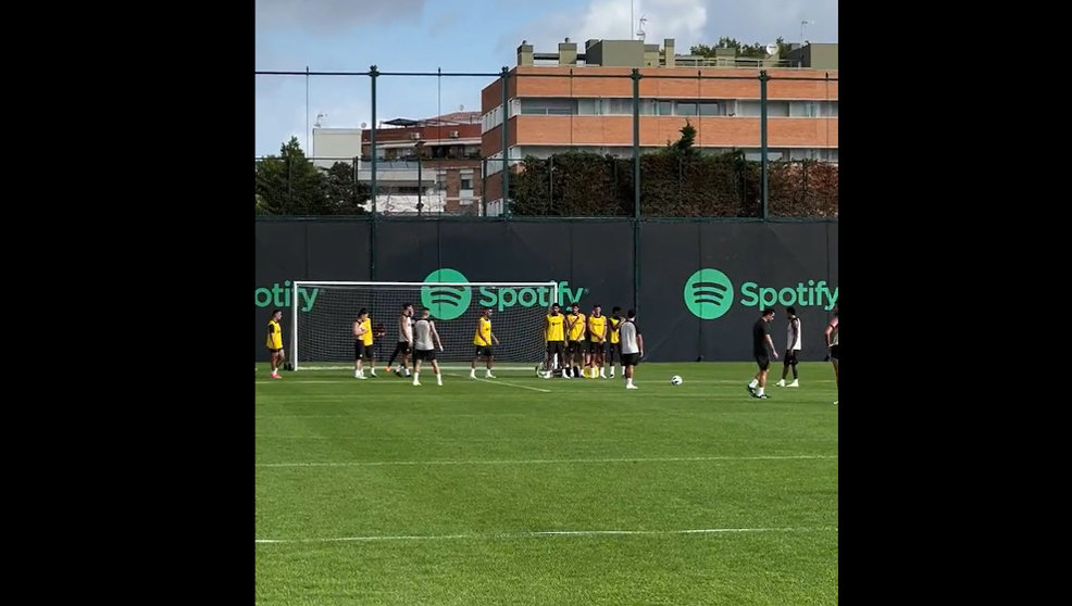 Golazo de Pablo Torre en el entrenamiento del FC Barcelona