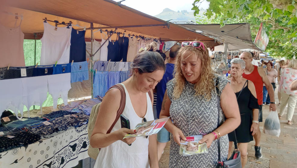 La candidata de Sumar por Cantabria al Congreso, Carmen Martín, visita el mercado de Liérganes