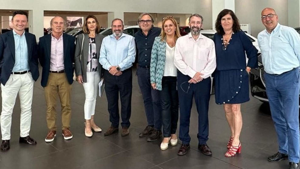 La candidata al Senado, Elena Castillo, transmite el apoyo del PP a la transformación del sector de la automoción en Cantabria