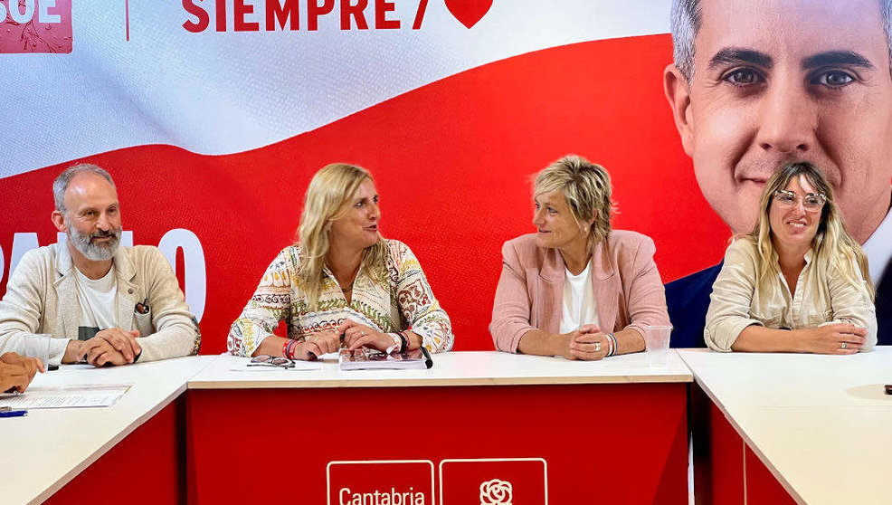 La número dos al Congreso y secretaria de Organización del PSOE, Noelia Cobo, se reúne con representantes de asociaciones de economía social de Cantabria, junto a miembros de las candidaturas al Congreso y al Senado.