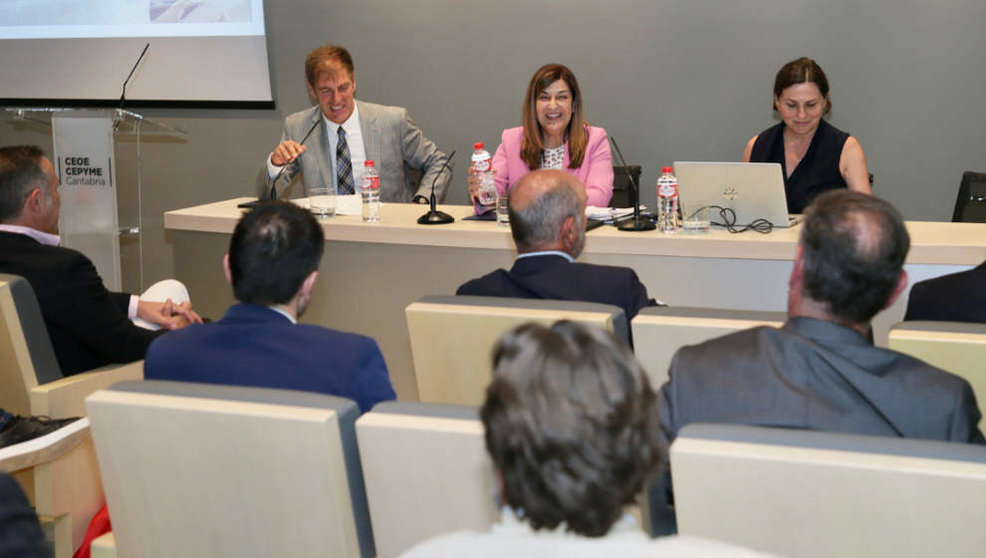 La presidenta regional, María José Sáenz de Buruaga, en la reunión con CEOE