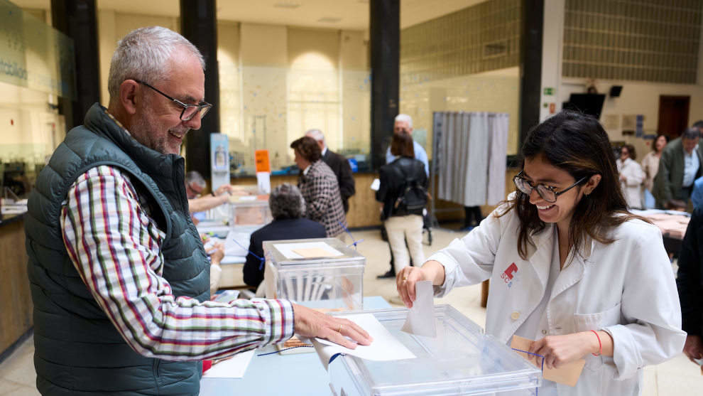 Personal sanitario de guardia ejerce su derecho al voto en el Ayuntamiento de Santander