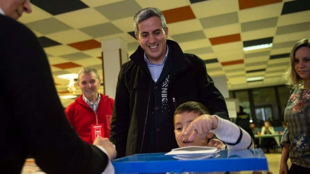 El secretario general del PSOE, Pablo Zuloaga, votando en el colegio Buenaventura González, de Santa Cruz de Bezana