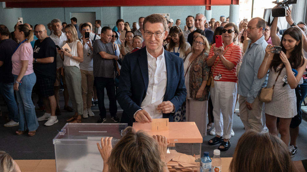 El candidato del PP a la Presidencia del Gobierno de España, Alberto Núñez Feijóo, ejerce su derecho a voto