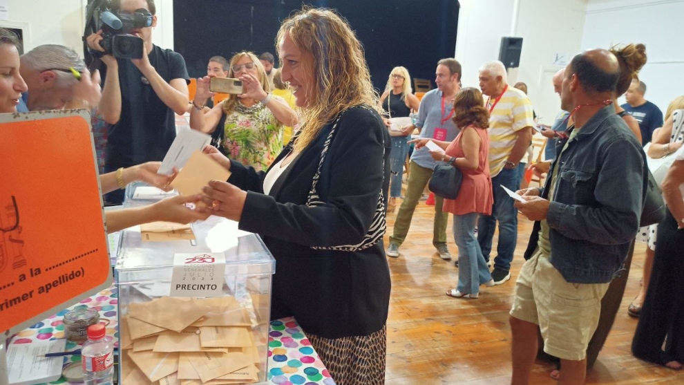 La cabeza de lista al Congreso por Cantabria de Sumar, Carmen Martín, votando