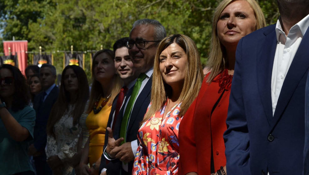 La presidenta del PP de Cantabria, María José Sáenz de Buruaga (segunda por la derecha), en el Día de las Instituciones en Puente San Miguel (Reocín)