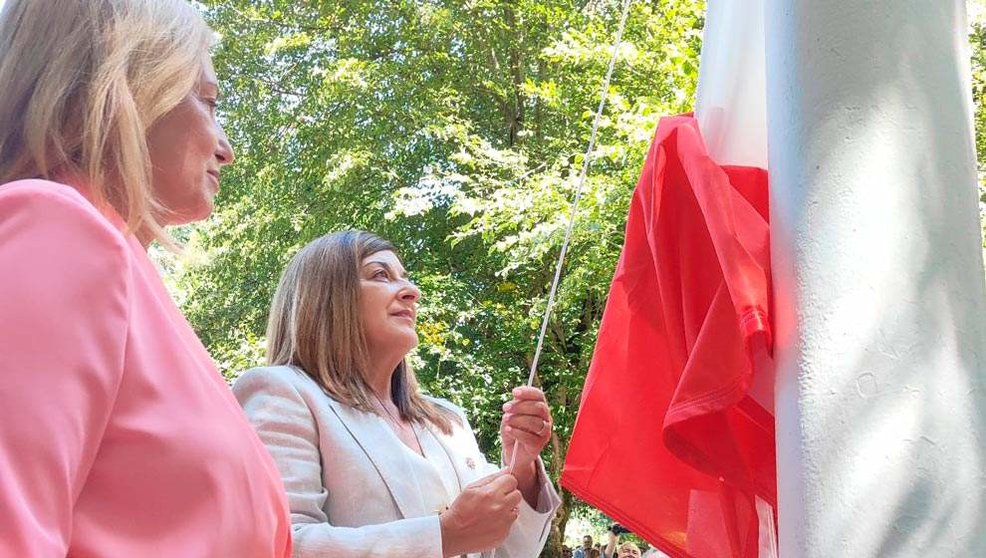 La presidenta de Cantabria, María José Sáenz de Buruaga, iza la bandera de Cantabria durante el Día de las Instituciones | Foto: edc