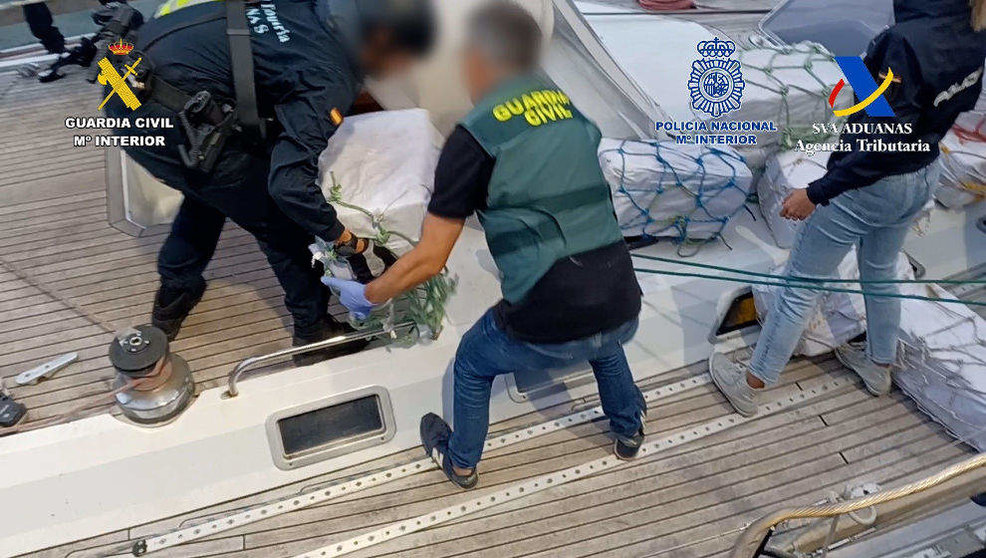 Descarga fardos cocaína velero interceptado frente a la costa de Santander