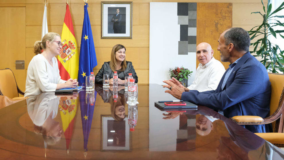 La presidenta de Cantabria, María José Sáenz de Buruaga, se reúne con los nuevos propietarios del Racing de Santander