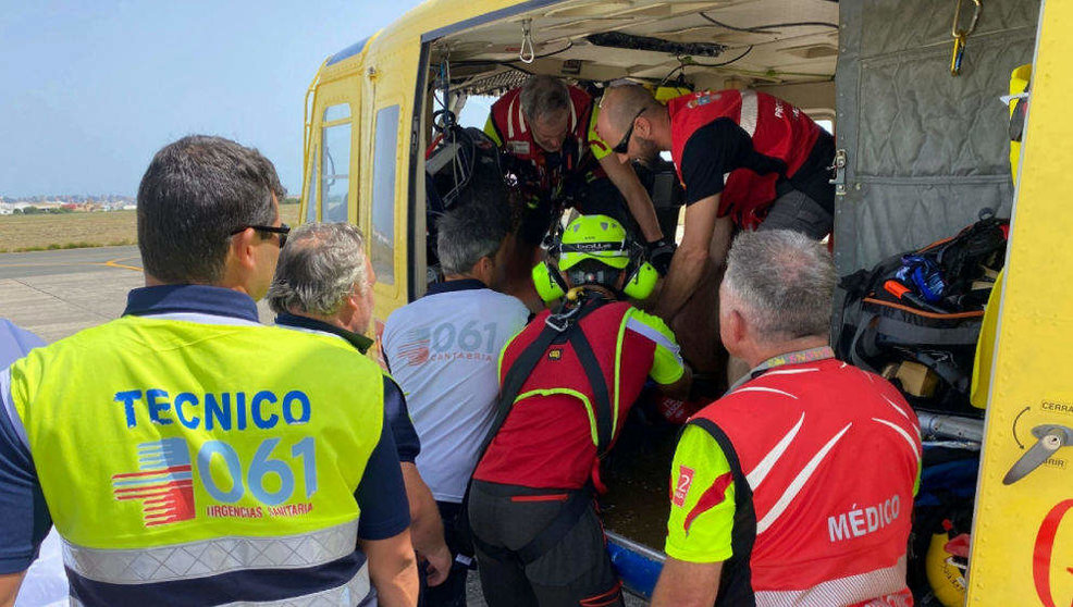 Traslado del ciclista herido grave en Guriezo