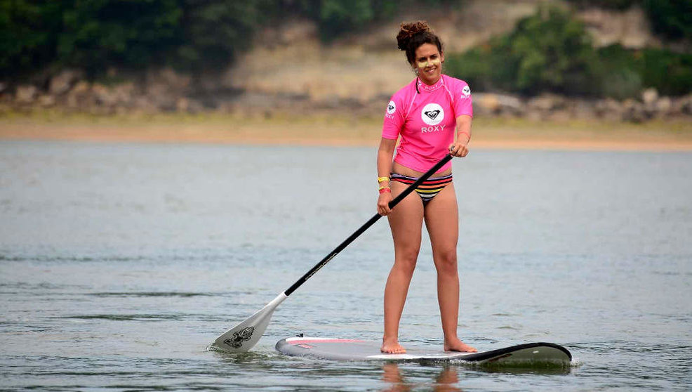 Chica haciendo paddle surf | Foto: Escuela Cántabra de Surf