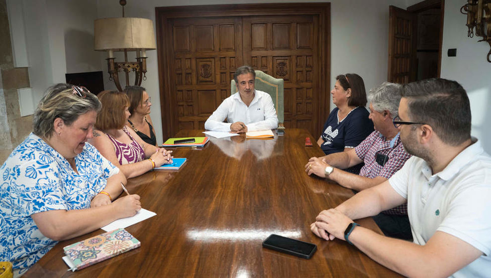 El alcalde de Camargo, Diego Movellán, se reúne con la Junta Vecinal de Muriedas.
