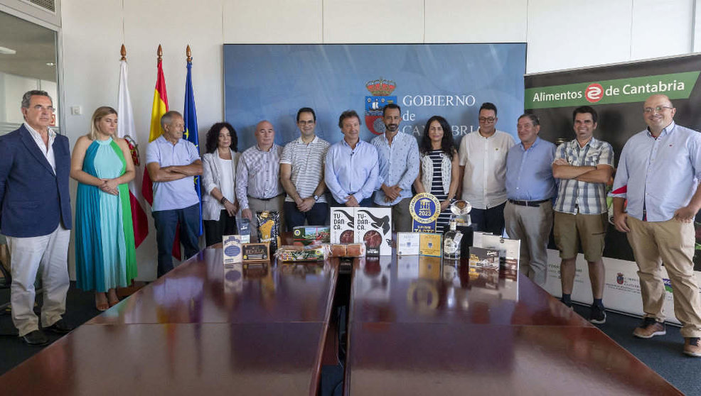  El consejero de Desarrollo Rural, Ganadería, Pesca y Alimentación, Pablo Palencia, recibe a los productores cántabros ganadores de las distintas categorías de los Taste Awards. 