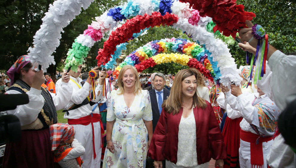 La presidenta de Cantabria, María José Sáenz de Buruaga, junto a la presidenta del Parlamento, María José González Revuelta, en el Día de Cantabria 